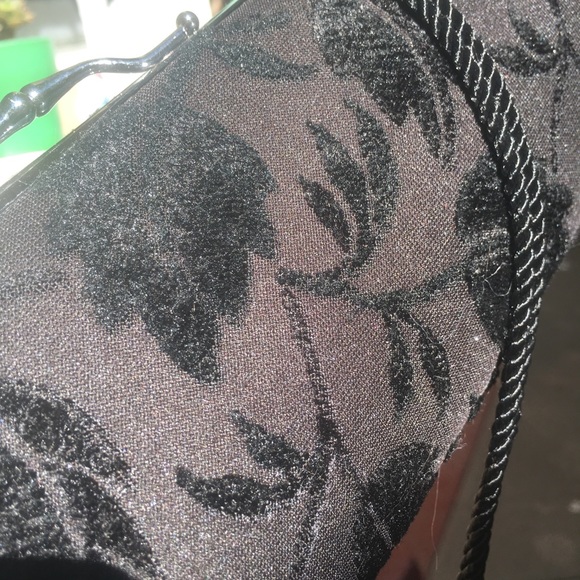 ❄️SALE❄️ VINTAGE black velvet purse. - Picture 2 of 5